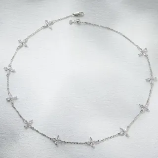 Collier à motif floral en tonalité argentée avec pierre transparente