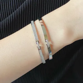 سوارات معصم بلون فضي مع كريستال Pavé وفارغة مفصلة