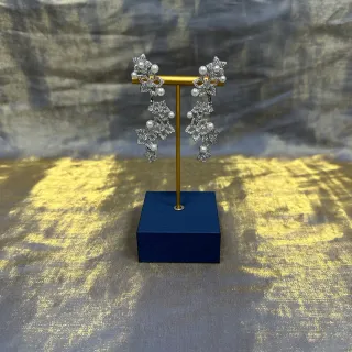 Brincos pendentes de tom prateado com pérolas e cristais de estrela floral