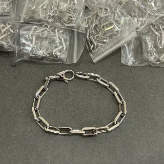 سوار سلاسل بلون فضي مع ربطات مستطيلة