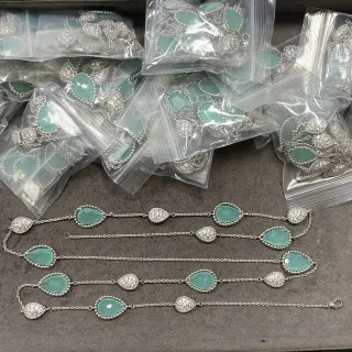 Collier pavé en pierres de turquoise en forme de goutte et ovale