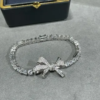 سوار بلونز بلون فضي بتصميم قوس حجر pave