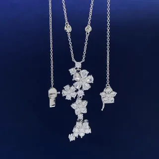 Collier argenté avec pendentif floral transparent cluster de pierres claires facettées