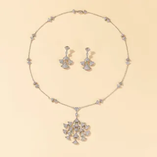 Collar cascada plateado blanco con mota de abanico asimétrico pavé-set