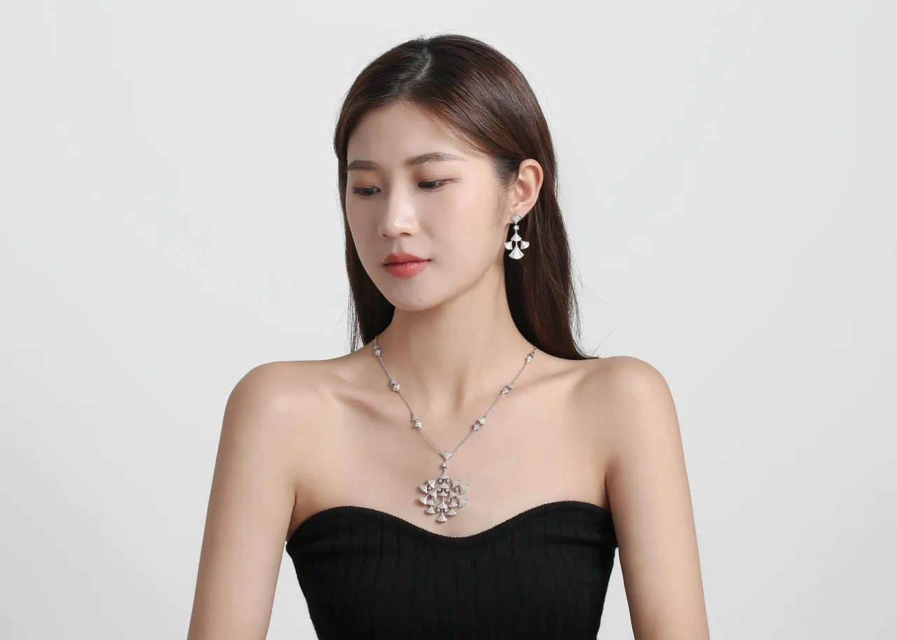 Collier cascade asymétrique motif éventail argent blanc pavé-set 3