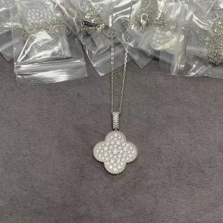 Collier Argent Blanc Pendentif Quatrefoil Pierres Pavé-Set