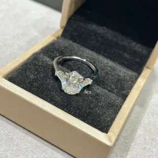 银白单钻中心石切角巴格特侧石戒指