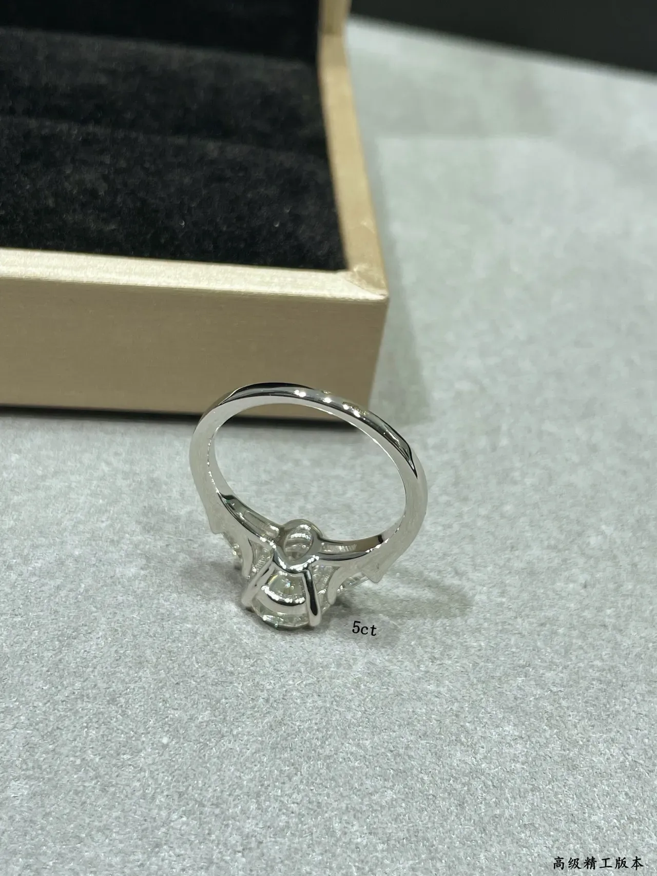 Bague argent blanc Solitaire Center Stone Tapered Baguette Side Stones 3