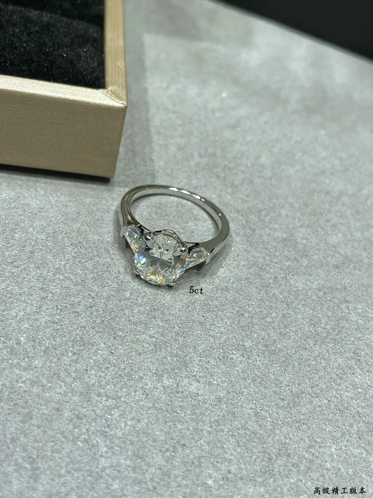Bague argent blanc Solitaire Center Stone Tapered Baguette Side Stones 4