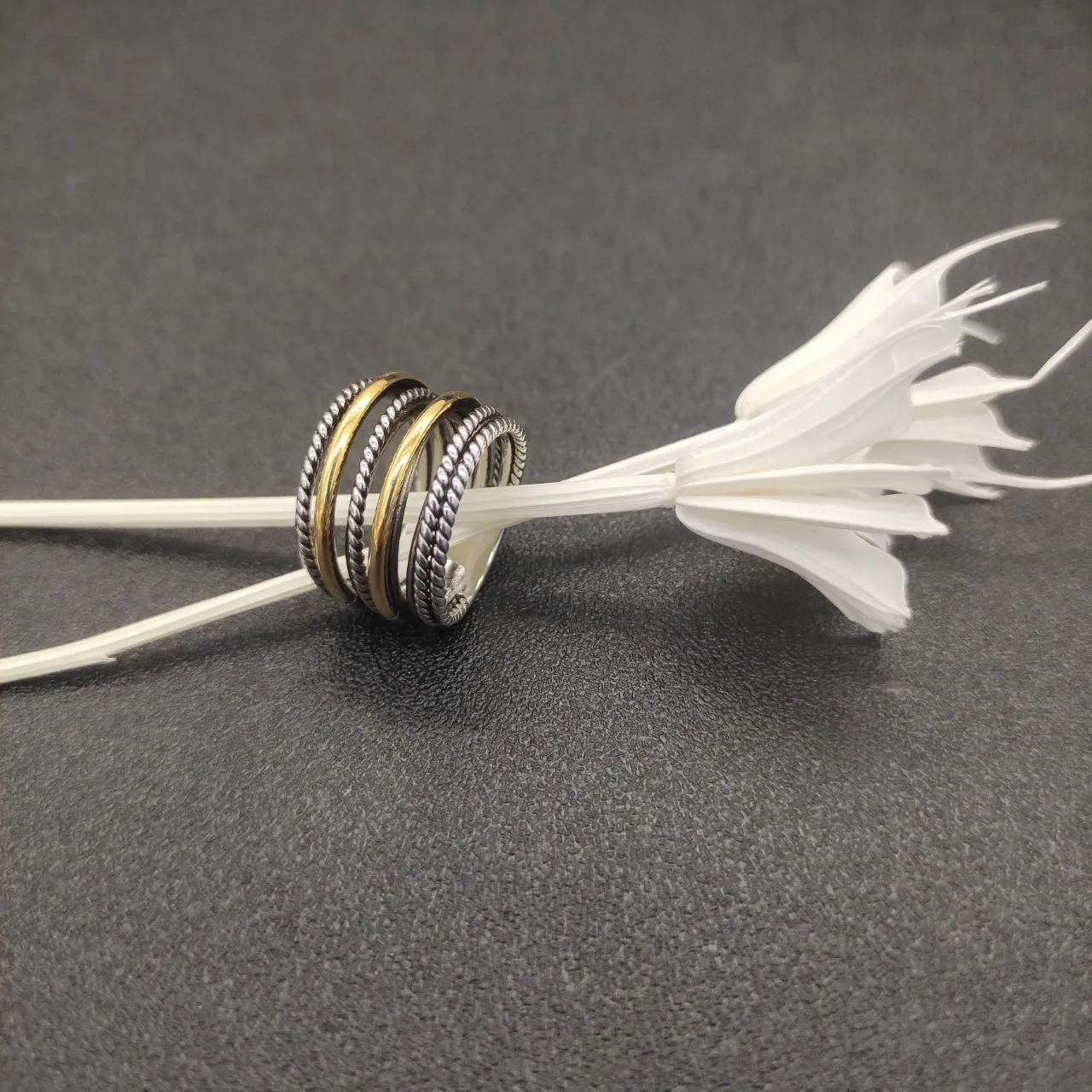 Anillo de múltiples bandas texturizado con textura de cuerda de dos tonos apilado 2