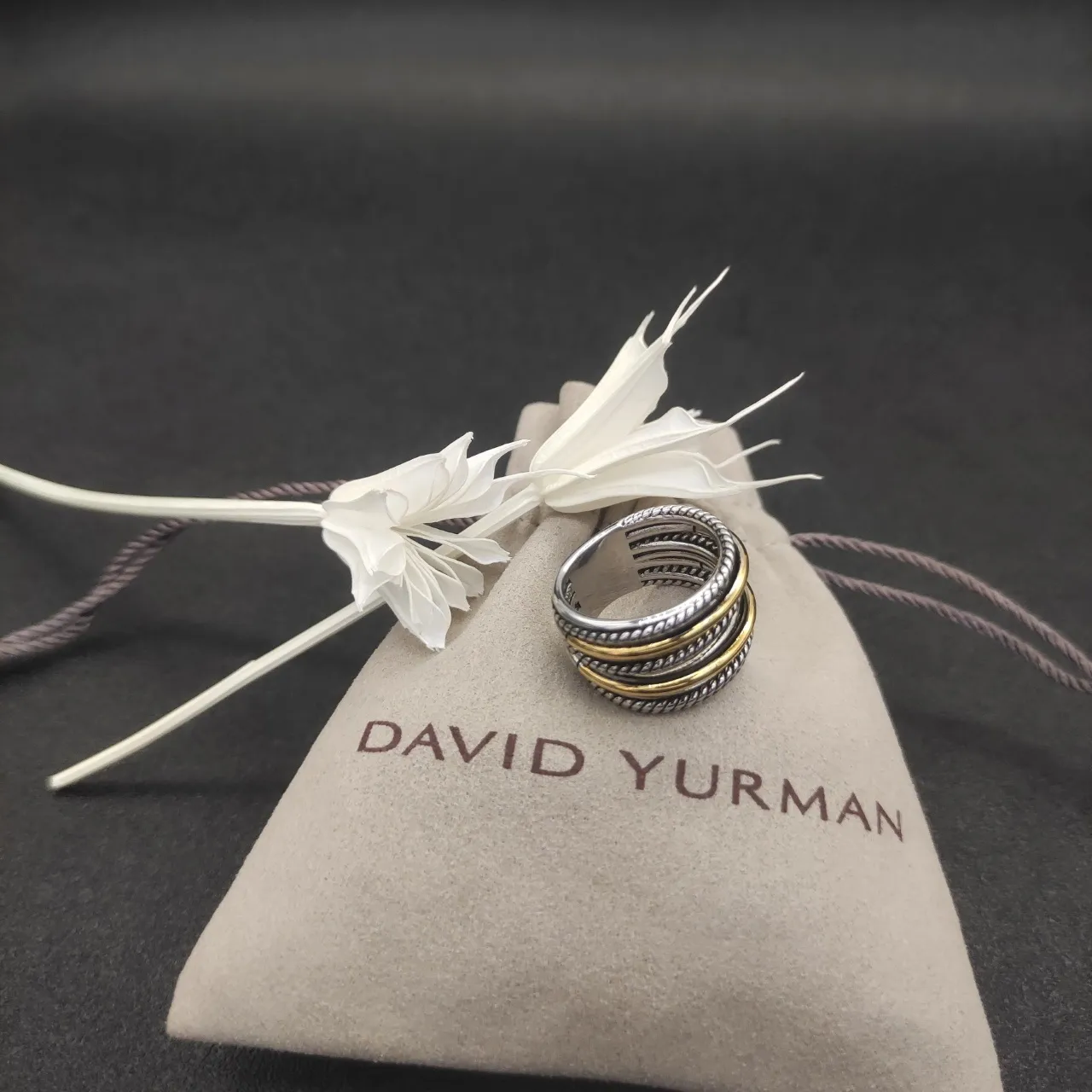Anillo de múltiples bandas texturizado con textura de cuerda de dos tonos apilado 4