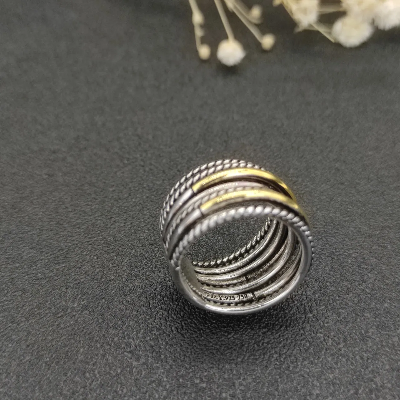 Anillo de múltiples bandas texturizado con textura de cuerda de dos tonos apilado 7