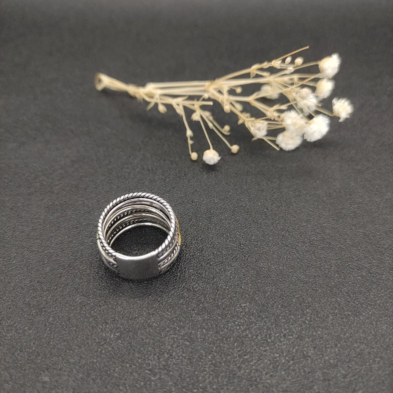 Anillo de múltiples bandas texturizado con textura de cuerda de dos tonos apilado 8