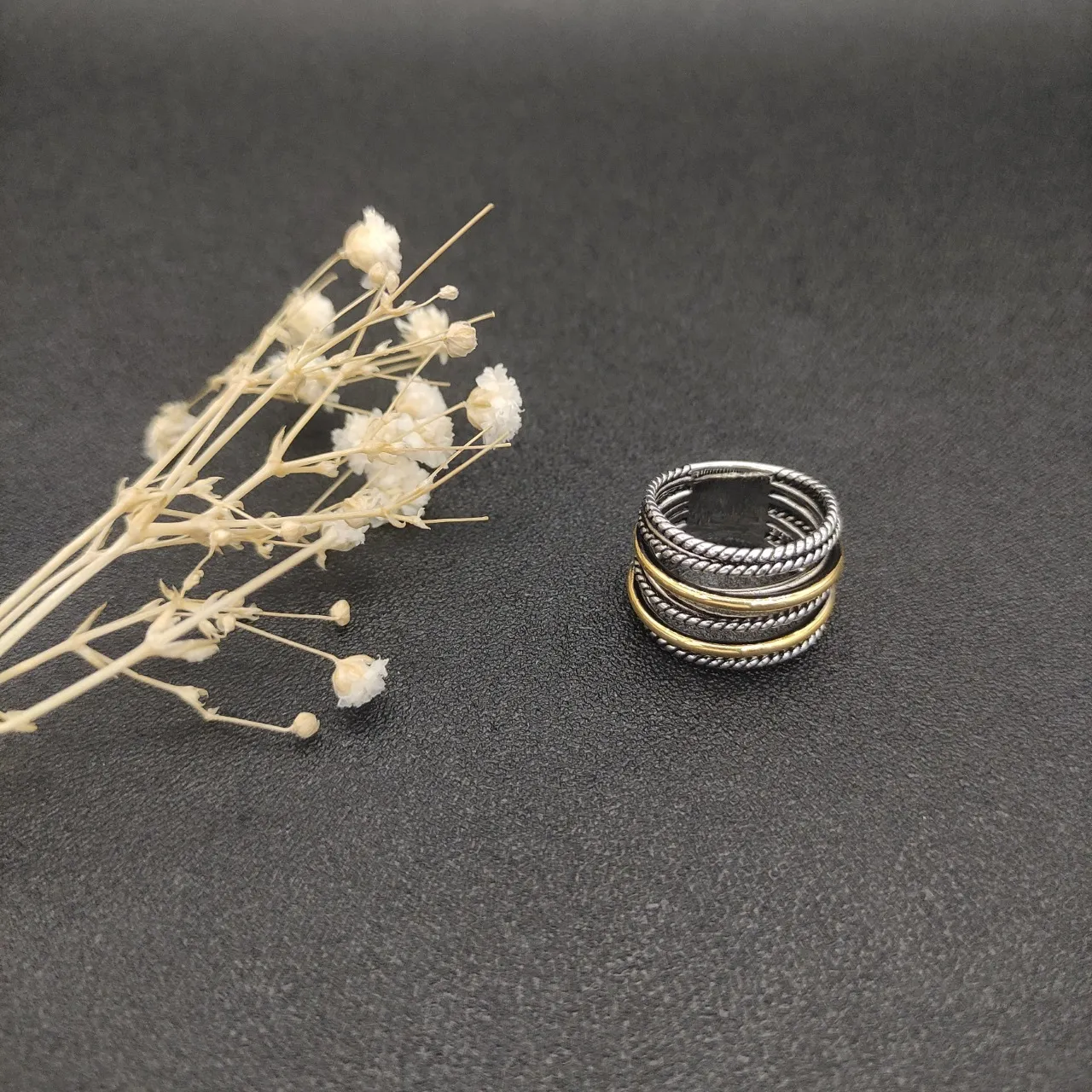 Anillo de múltiples bandas texturizado con textura de cuerda de dos tonos apilado 9