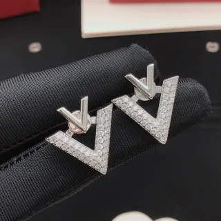 V-আকৃতির Pavé Stud ইয়াররিংস