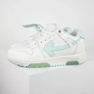 Zapatillas lifestyle con logo de flecha en blanco y azul menta