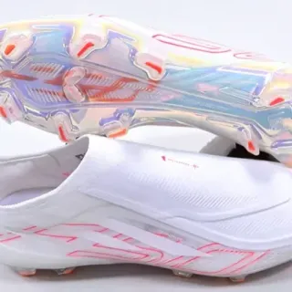 Zapatos de fútbol sin cordones blanco y rosa iridiscentes para terreno firme