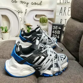 Zapatillas blancas azules chunky suela esculpida superposiciones sintéticas en capas