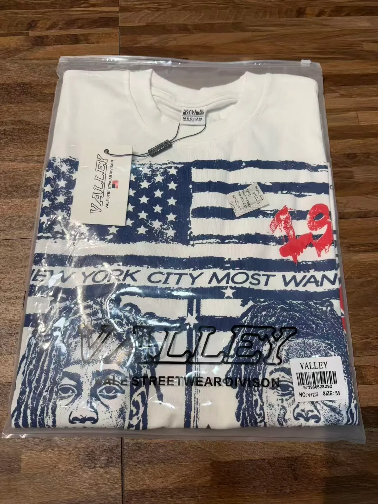 Camiseta branca de manga curta gola redonda com estampa gráfica 9