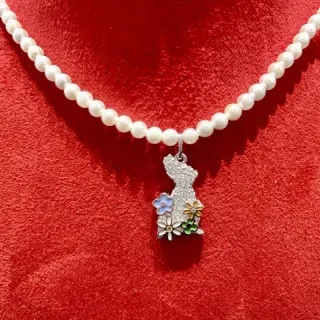 Collier de perles blanches multicolores avec pendentif floral émaillé