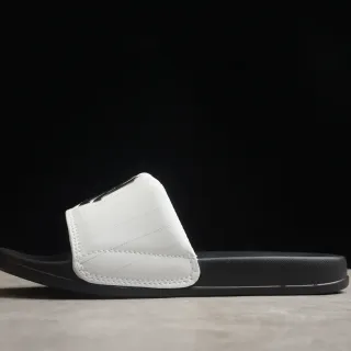 Zapatilla blanca con correa acolchada y suela negra