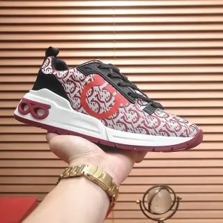 حذاء رياضي أبيض أحمر Monogram-Print نسيجي علوي وسط مصمم