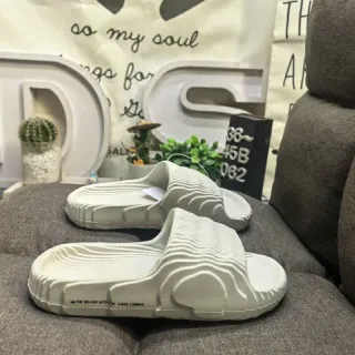 Zapatillas de una sola pieza con construcción monolítica y suela con patrón de ondas talladas en blanco