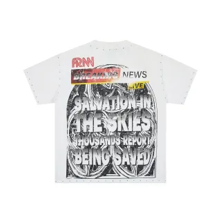 Camiseta blanca con tachuelas y estampado gráfico de collage de noticias