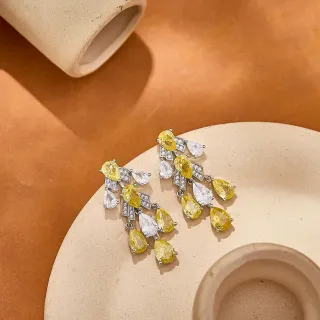 Brincos chandelier com corte de pera amarelo e transparente