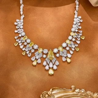 Collier Bib Cascade de Pierres Jaunes et Blanches