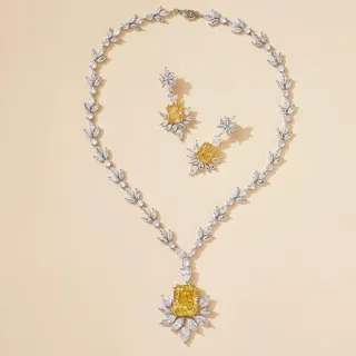 Collier design floral motif feuille jaune argent pierre centrale coupe radiant