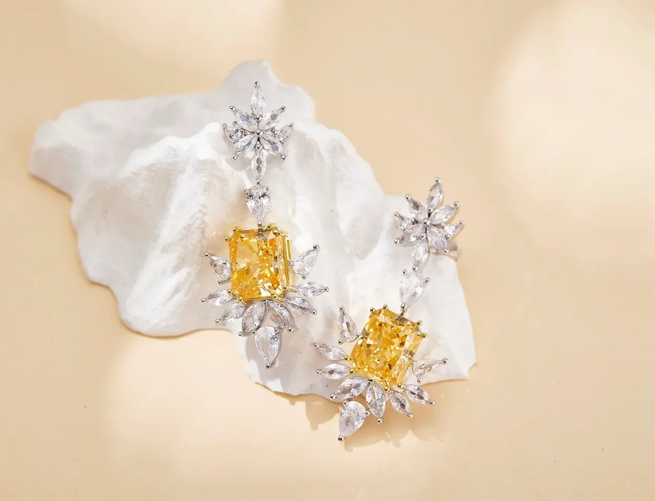 Yellow Silver Leaf-Motif Floral Design Radiant-Cut Center Stone Necklace 6