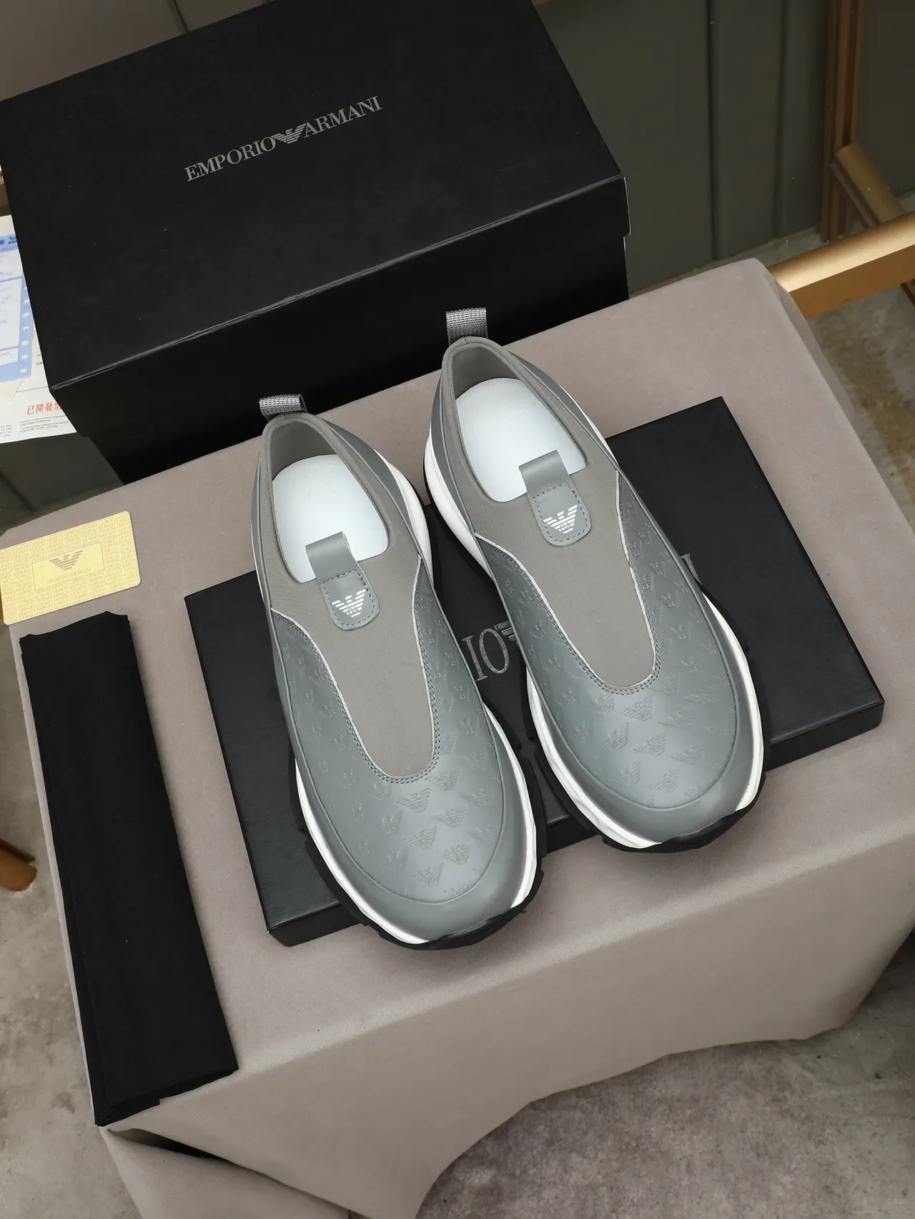 Giorgio Armani ধূসর সাদা স্লিপ-অন উৎকীর্ণ লোগো প্যানেল লাইফস্টাইল স্নিকার্স 3