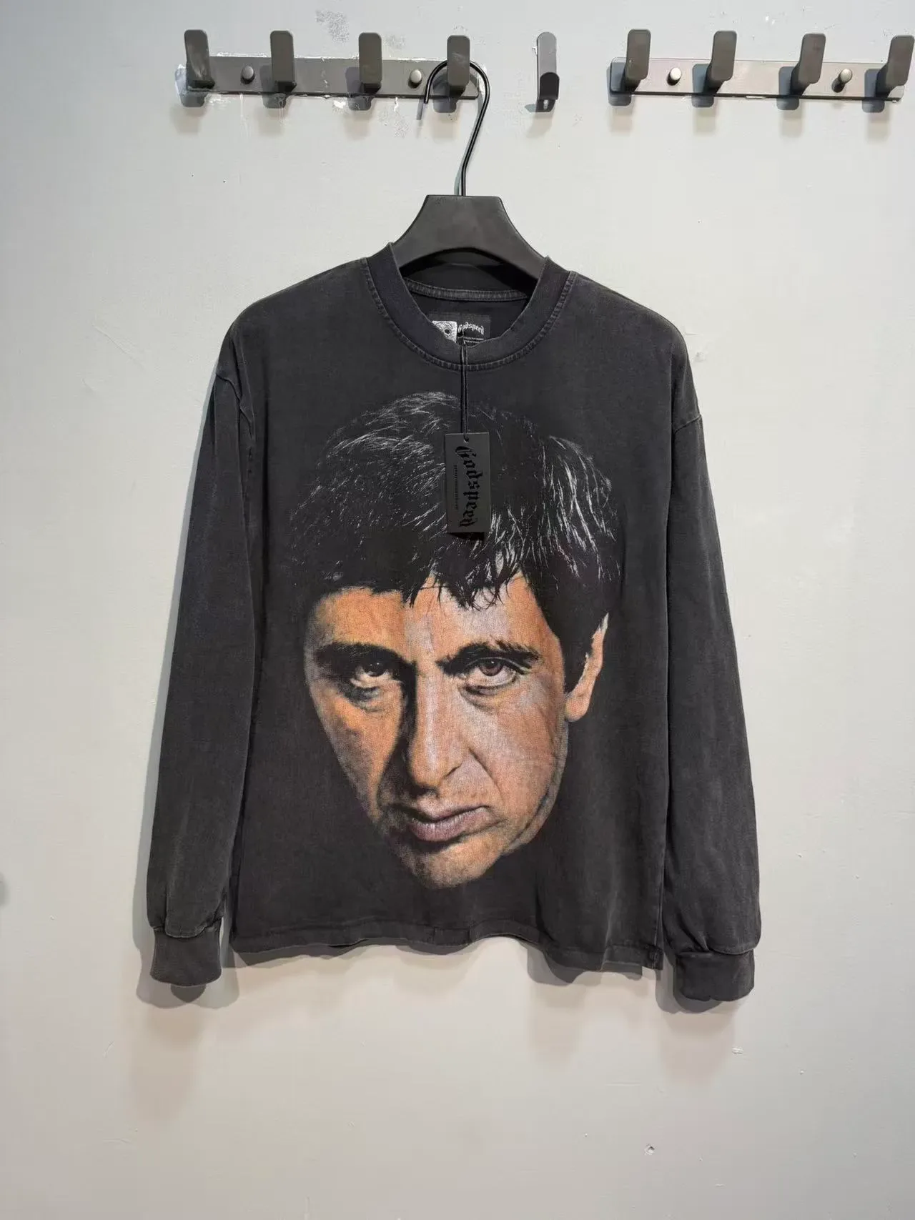 Camiseta Godspeed negro y gris lavado desgastado con gráfico de rostro fotorrealista 5
