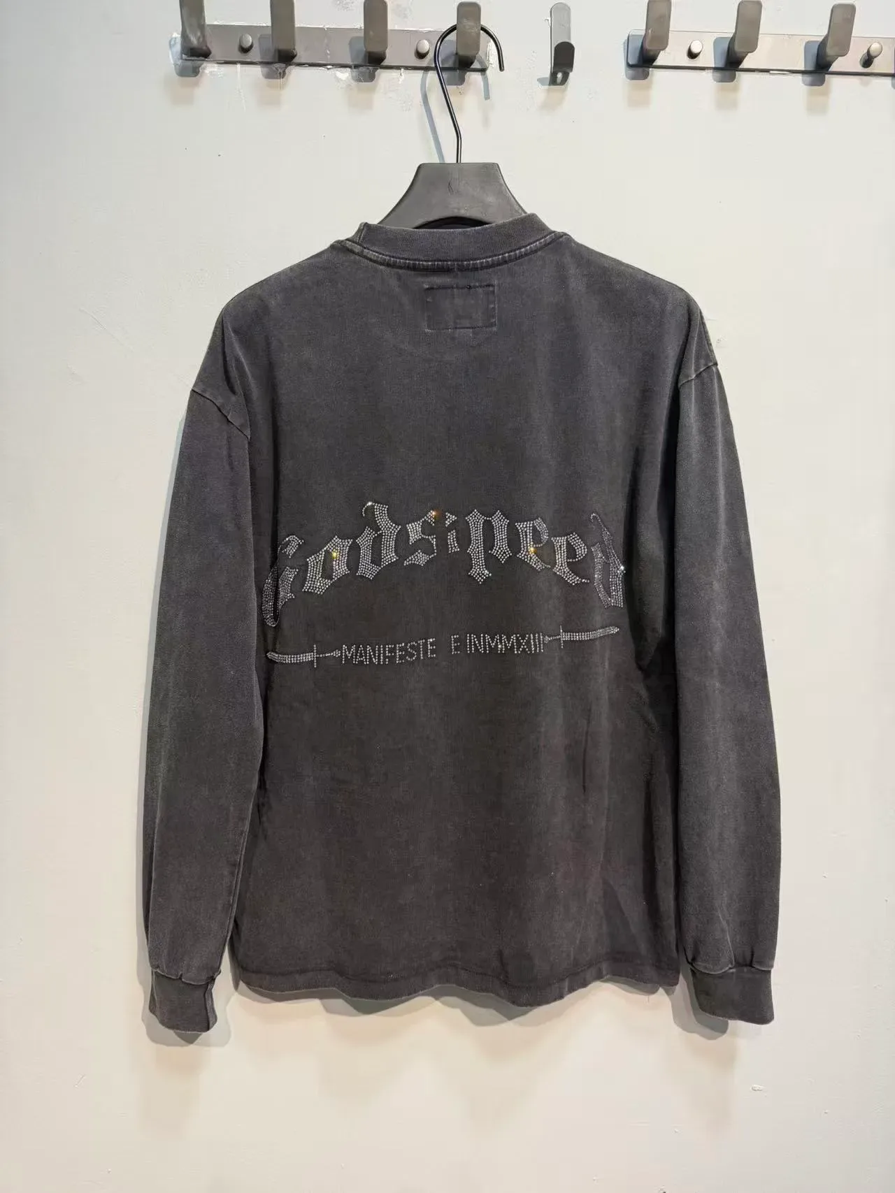 Camiseta Godspeed negro y gris lavado desgastado con gráfico de rostro fotorrealista 6