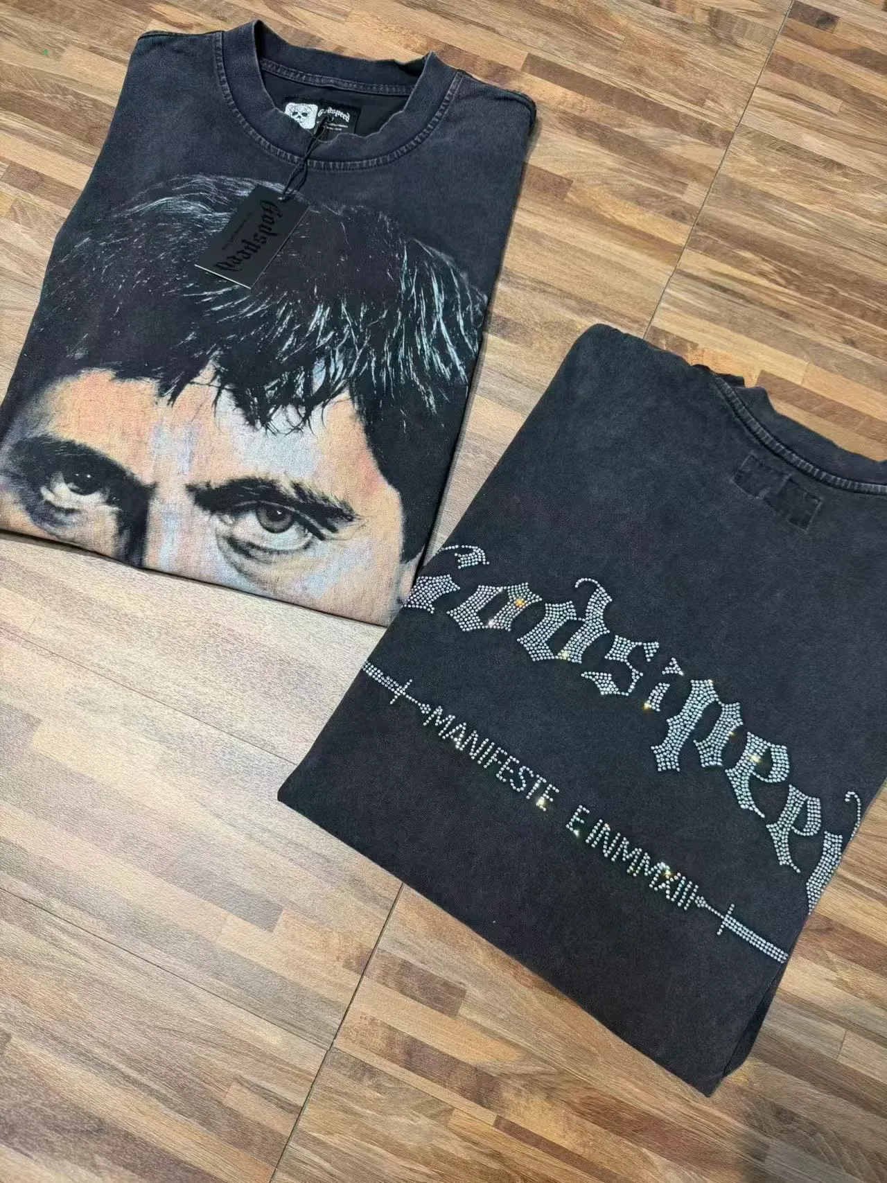 Camiseta Godspeed negro y gris lavado desgastado con gráfico de rostro fotorrealista 7