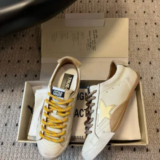 Golden Goose Super-Star Tênis Lifestyle de Couro Distressed com Estrela Metálica