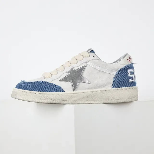 Golden Goose Super-Star حذاء أسلوب حياة من الدنيم الأبيض والأزرق المتضرر 9
