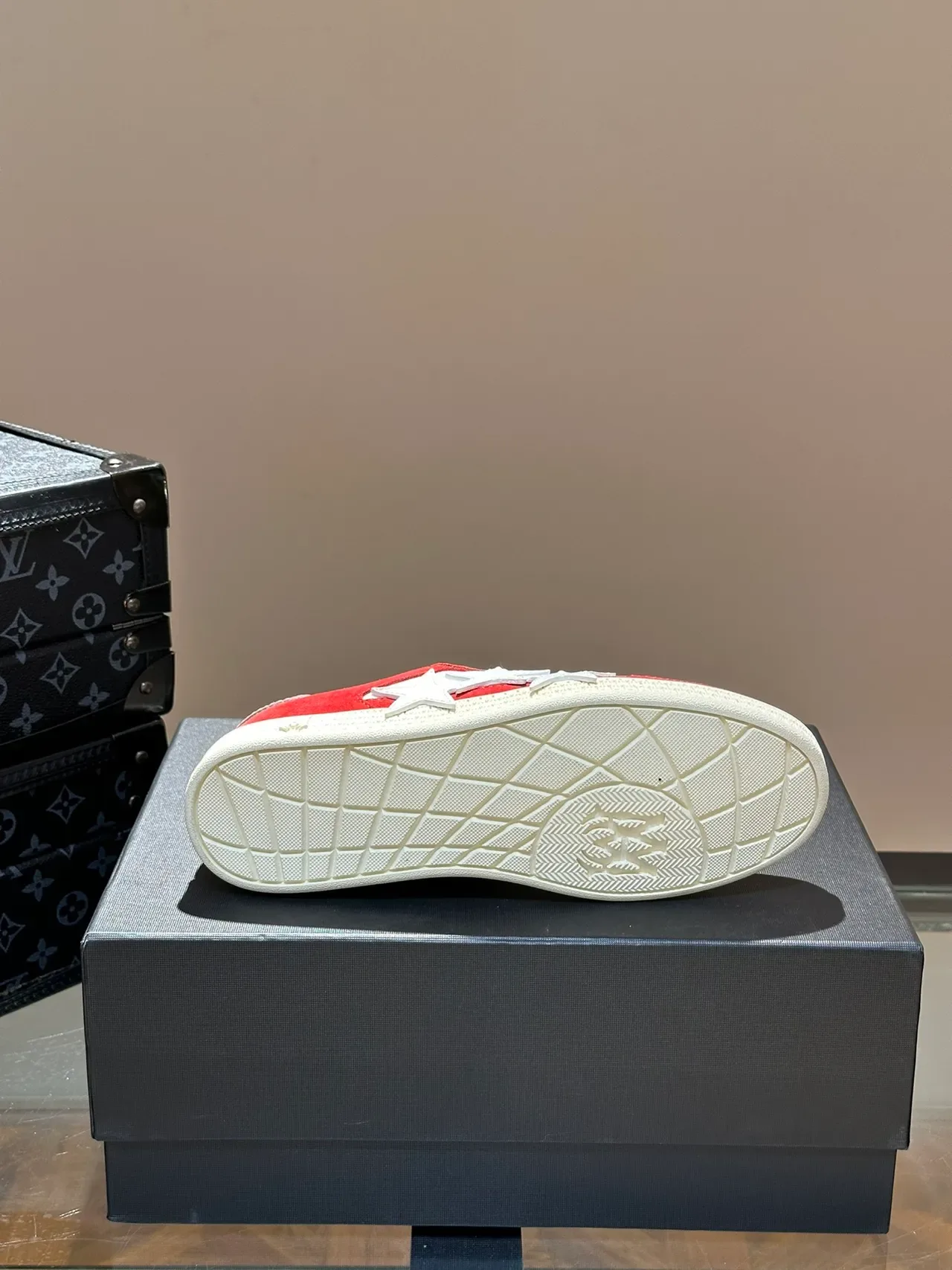 Golden Goose Super-Star Tênis Lifestyle em Camurça Vermelha com Appliqué de Estrela 3
