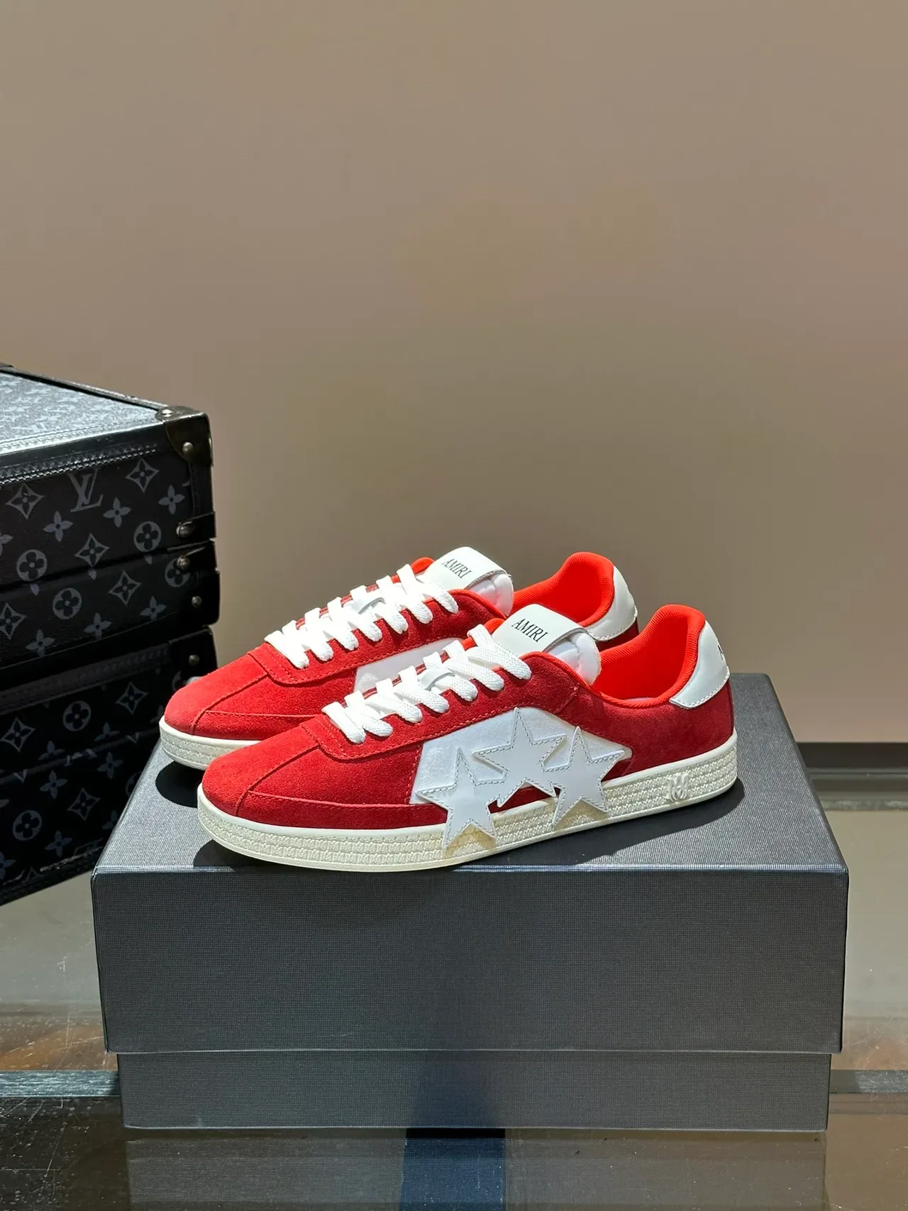 Golden Goose Super-Star Tênis Lifestyle em Camurça Vermelha com Appliqué de Estrela 5