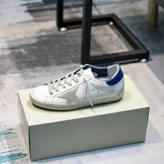 Golden Goose Super-Star tênis lifestyle brancos e azules de couro distressed com applique metálico