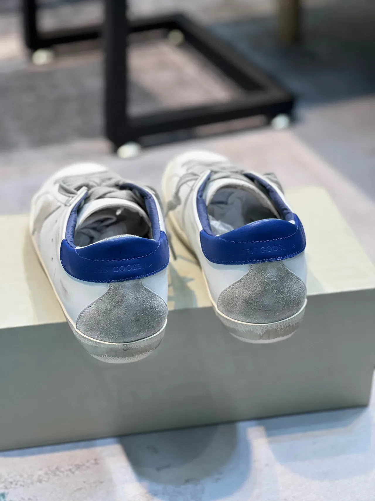 Golden Goose Super-Star أحذية رياضية لايف ستايل بيضاء زرقاء من جلد متضرر مع تطبيق معدني 2