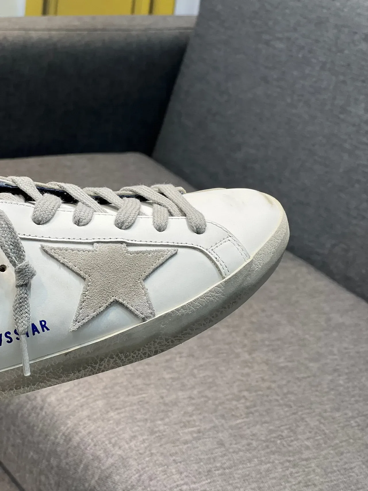 Golden Goose Super-Star أحذية رياضية لايف ستايل بيضاء زرقاء من جلد متضرر مع تطبيق معدني 3