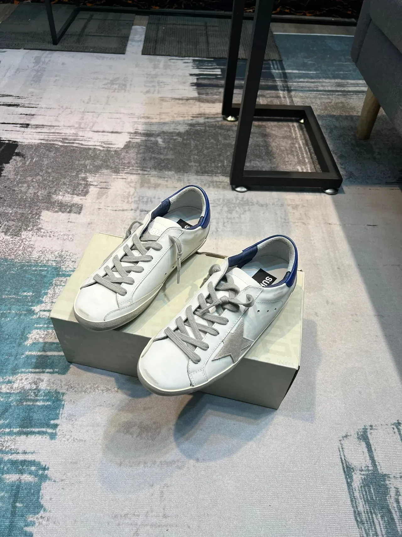 Golden Goose Super-Star أحذية رياضية لايف ستايل بيضاء زرقاء من جلد متضرر مع تطبيق معدني 4
