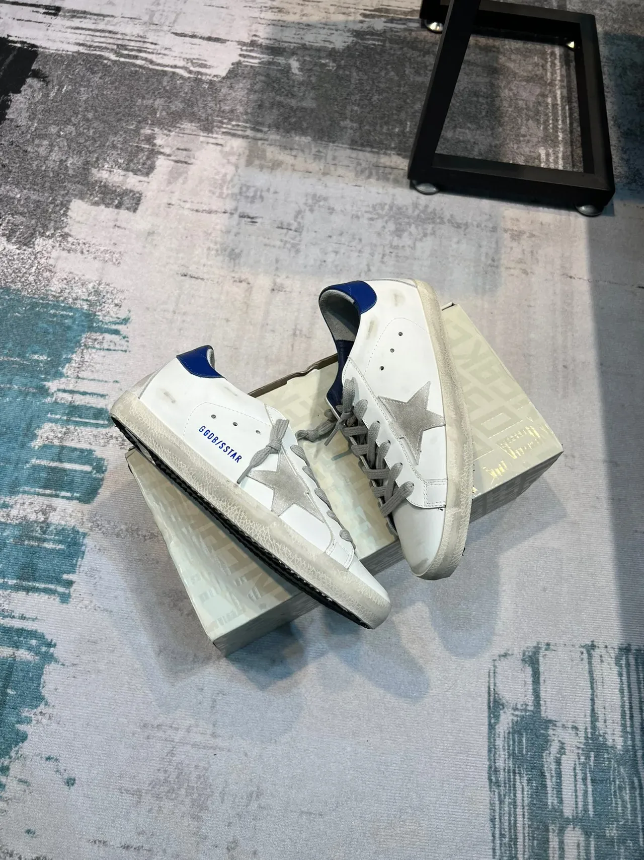 Golden Goose Super-Star أحذية رياضية لايف ستايل بيضاء زرقاء من جلد متضرر مع تطبيق معدني 5