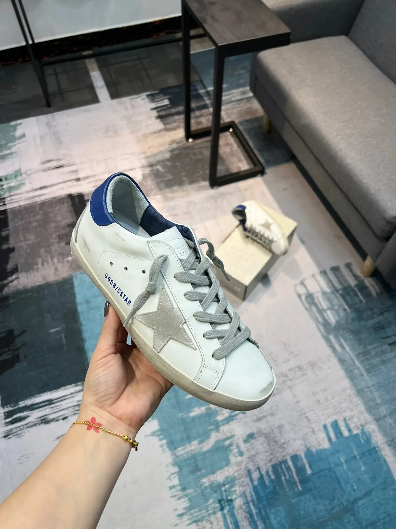 Golden Goose Super-Star أحذية رياضية لايف ستايل بيضاء زرقاء من جلد متضرر مع تطبيق معدني 6