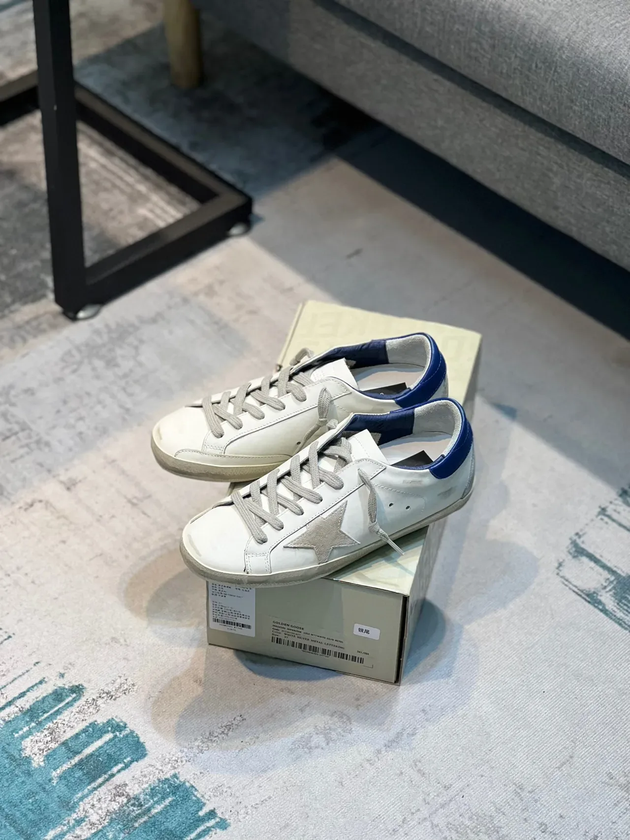 Golden Goose Super-Star أحذية رياضية لايف ستايل بيضاء زرقاء من جلد متضرر مع تطبيق معدني 9