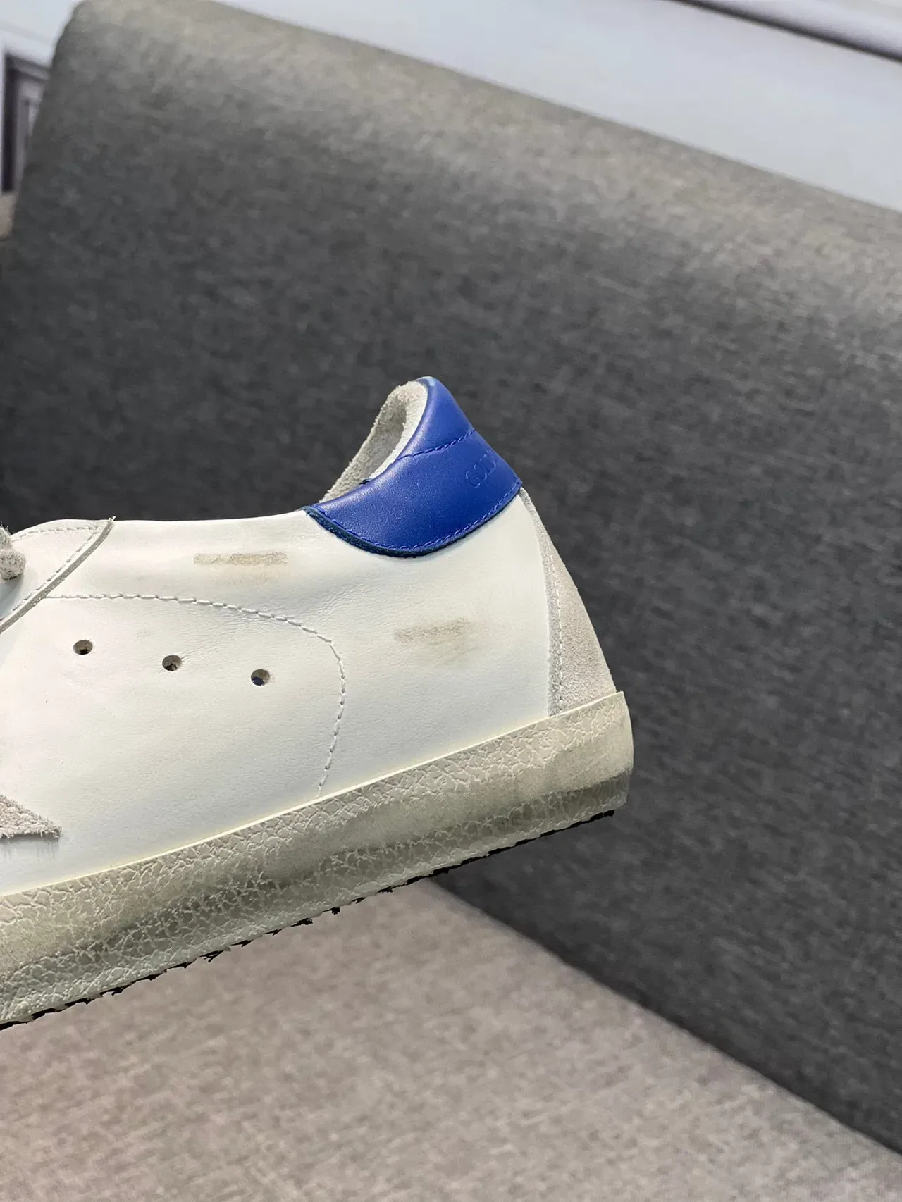 Golden Goose Super-Star أحذية رياضية لايف ستايل بيضاء زرقاء من جلد متضرر مع تطبيق معدني 7