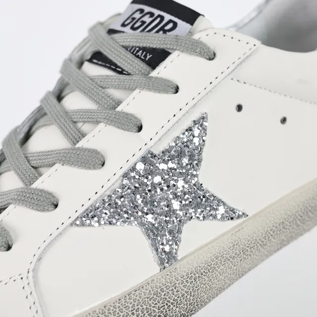 حذاء سنيكرز Lifestyle Golden Goose Superstar أبيض فضي نعل مطاطر مشقق بارش ستار لامع 6