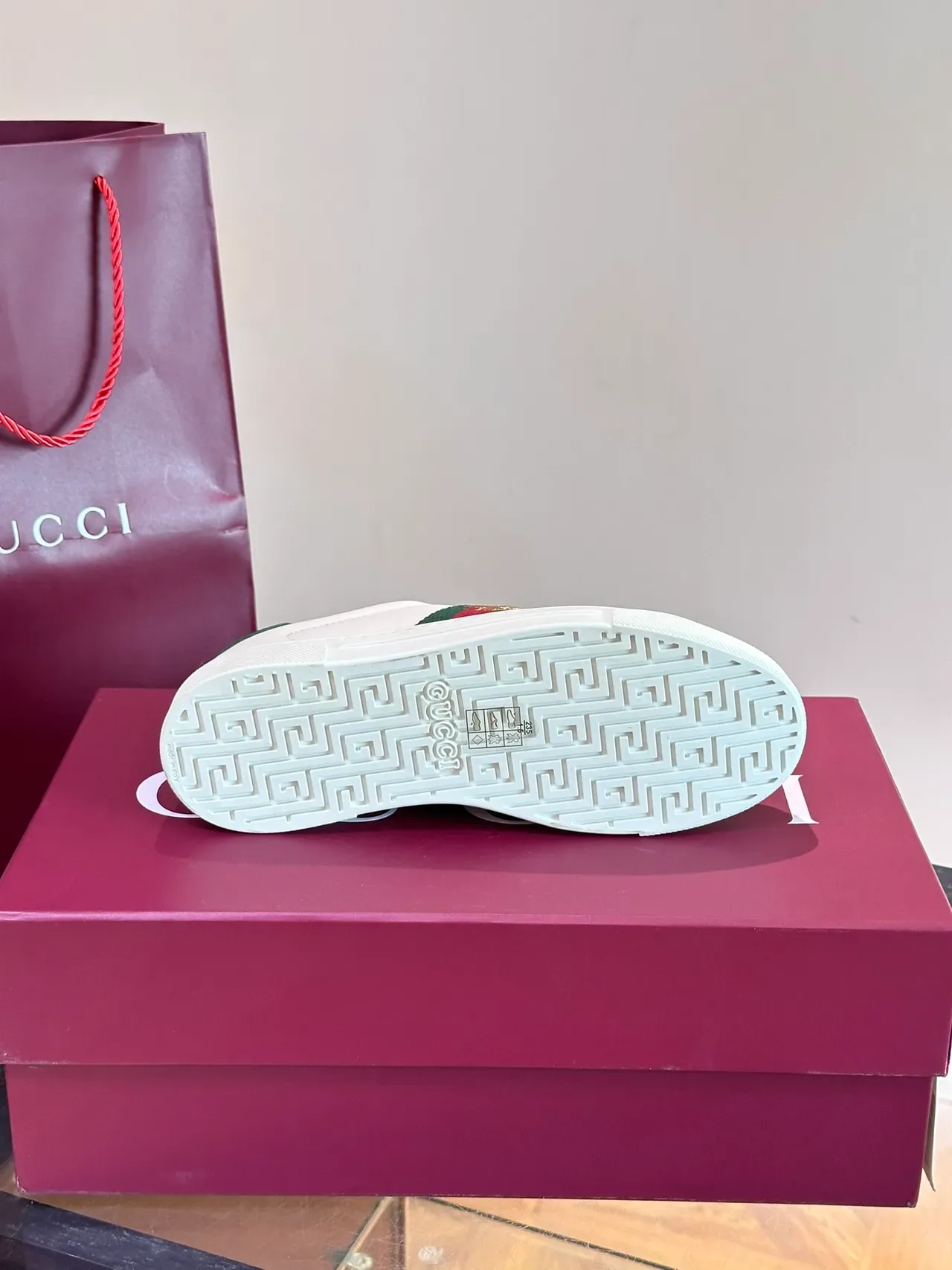 Gucci Ace Chaussures Lifestyle Blanches en Cuir avec Rayure Web et Abeille Broderie 2